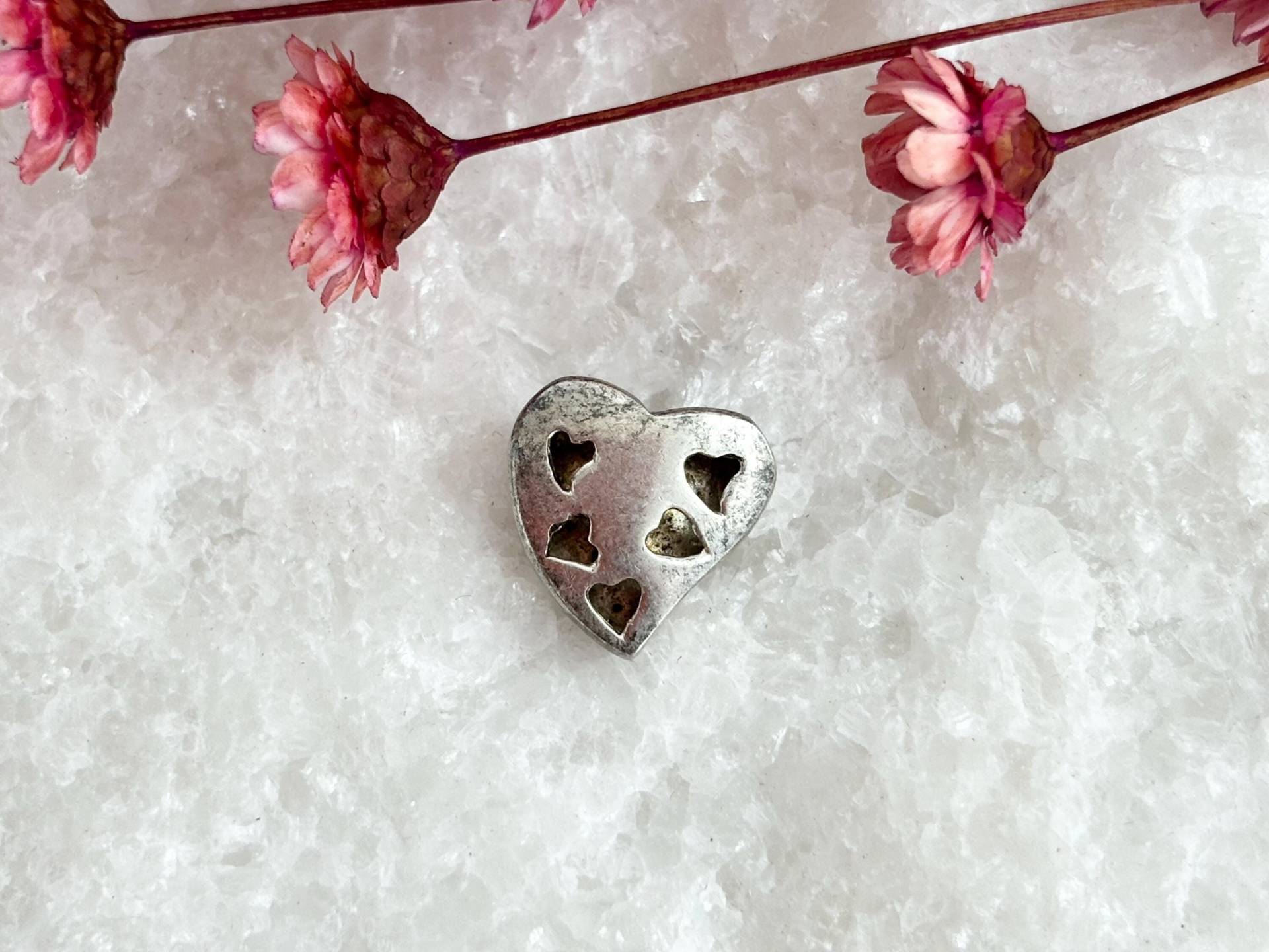 Silver Ton Kleine Zierliche Herzförmige Vintage Anhänger Charme | Schmuckstück von TheNostalgiaHaus