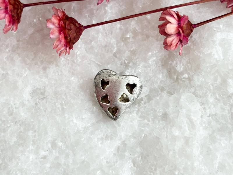 Silver Ton Kleine Zierliche Herzförmige Vintage Anhänger Charme | Schmuckstück von TheNostalgiaHaus