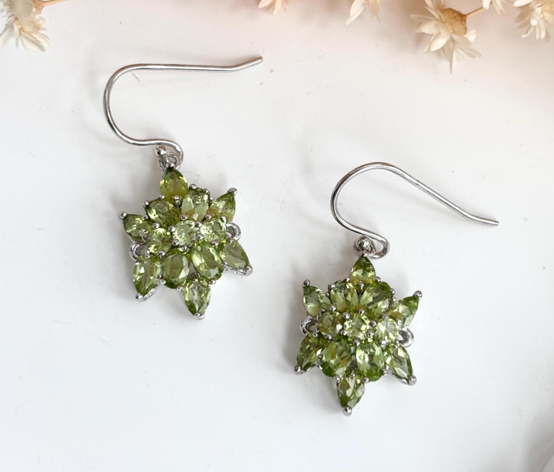 Stauer Signierte Natürliche Peridot Edelstein Sterling Silber Sternförmige Vintage Marquise Schnitt Baumelnde Ohrringe von TheNostalgiaHaus