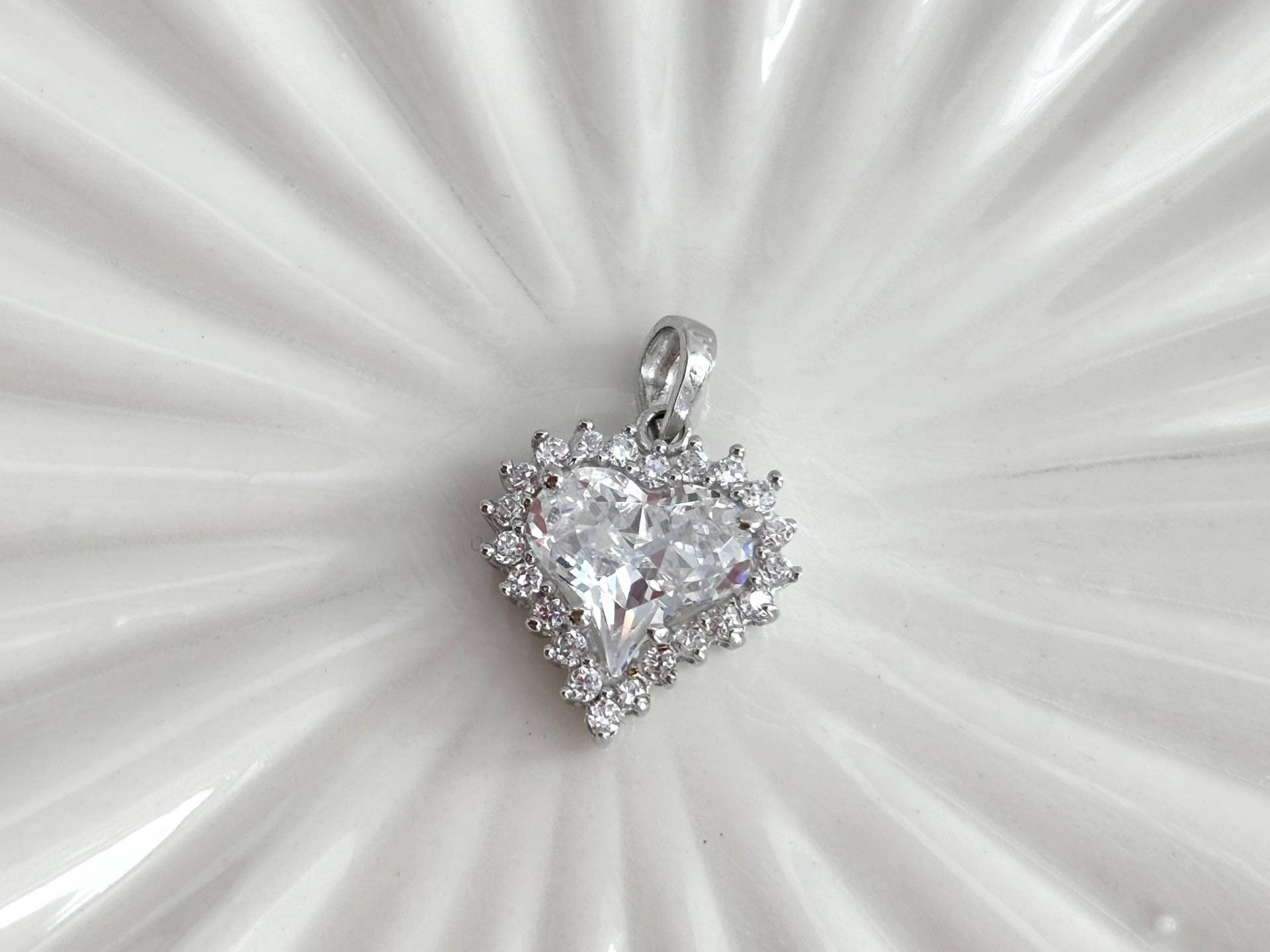 Stauer Signierter Vintage Sterling Silber Herzförmiger Cut Center Stone Atemberaubender Love Themed Anhänger von TheNostalgiaHaus