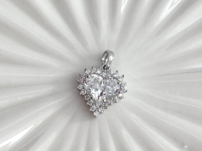 Stauer Signierter Vintage Sterling Silber Herzförmiger Cut Center Stone Atemberaubender Love Themed Anhänger von TheNostalgiaHaus