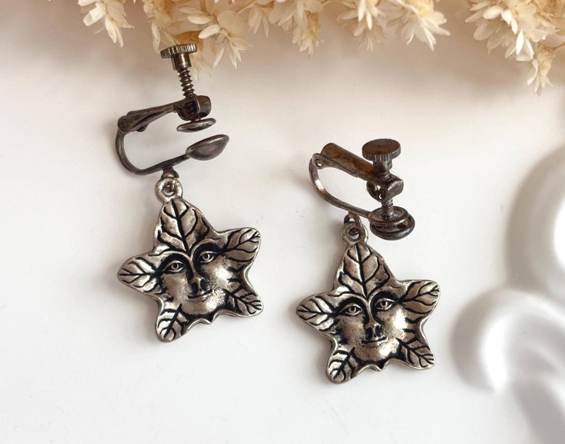 Strukturierte Baum Geist Vintage Akzent Sternförmige Blattförmige Silberfarbene Zinn Ohrringe von TheNostalgiaHaus