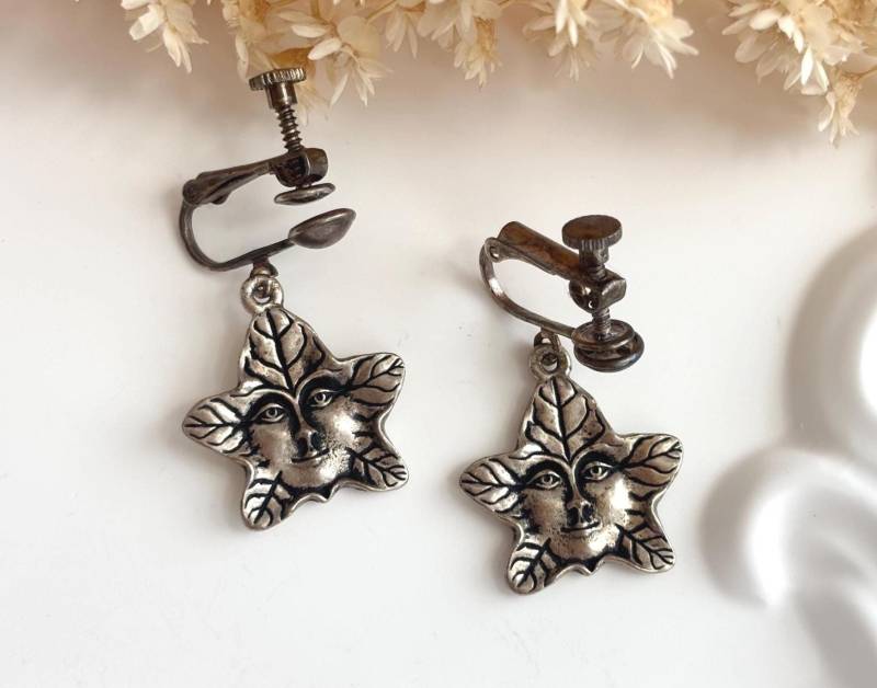 Strukturierte Baum Geist Vintage Akzent Sternförmige Blattförmige Silberfarbene Zinn Ohrringe von TheNostalgiaHaus