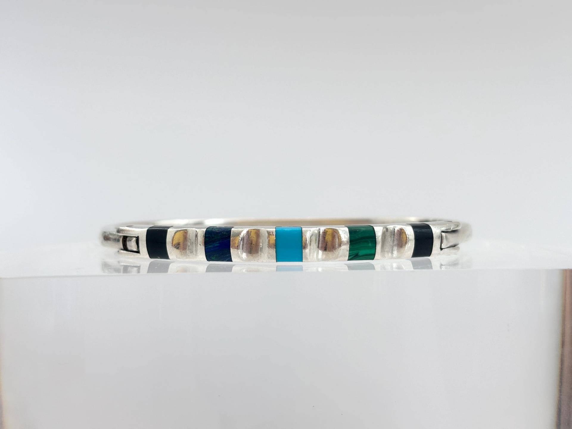 Taxco Mexican Made Multi Edelstein Inlay | Schwarzer Onyx, Türkis, Lapis Lazuli, Malachit Vintage Scharnier Aus Sterlingsilber 925 Armreif von TheNostalgiaHaus