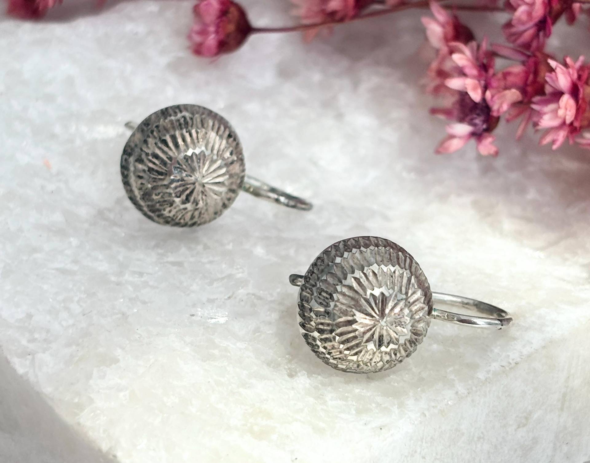 Thai Made 3D Domform Vintage Hand Geschnitzte Retro Haken Zurück Drop Baumeln Ohrringe von TheNostalgiaHaus