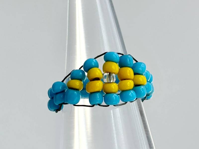 Vintage Blau & Gelb Perlen Verjüngten Schaft Ring - Größe 4 von TheNostalgiaHaus