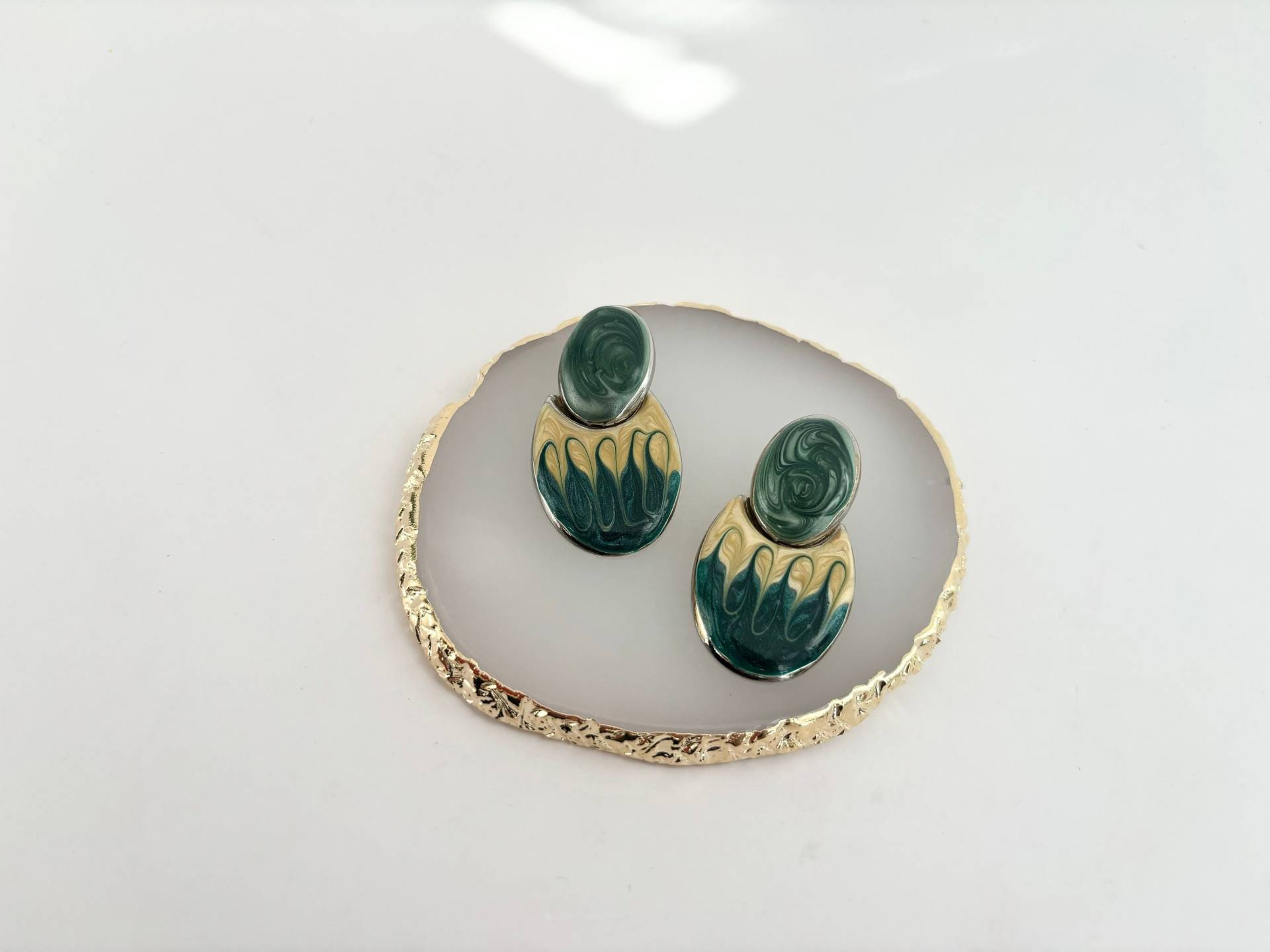 Vintage Emaille/Tropfglasur Retro Grün & Gelb Oval Ohrringe von TheNostalgiaHaus