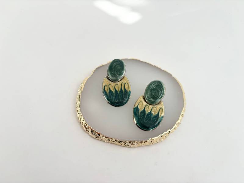 Vintage Emaille/Tropfglasur Retro Grün & Gelb Oval Ohrringe von TheNostalgiaHaus