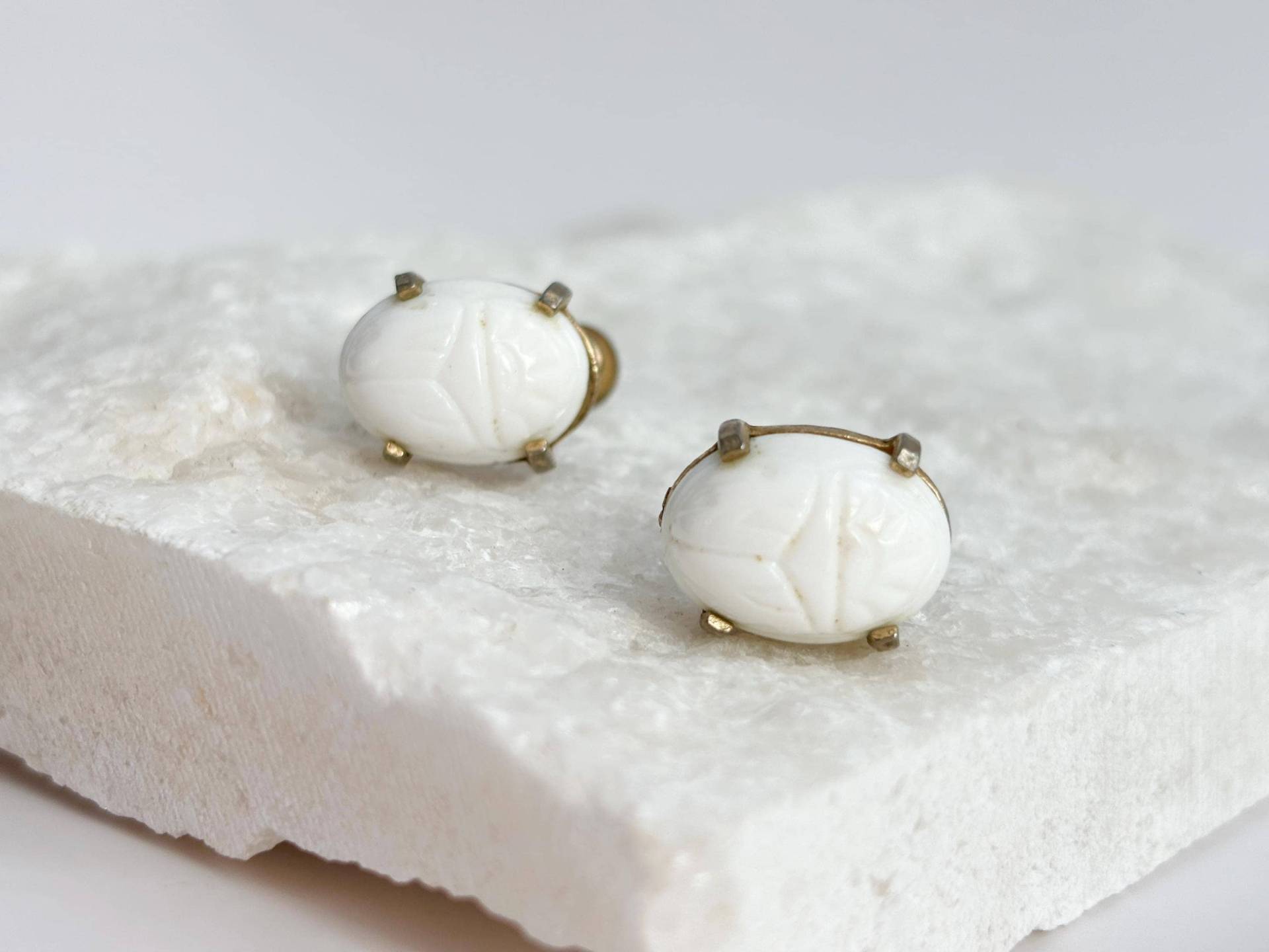 Vintage Gold Getönten Oval Prong Weiß Skarabäus Stein Clip Auf Schraube Ohrringe von TheNostalgiaHaus