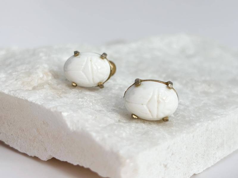 Vintage Gold Getönten Oval Prong Weiß Skarabäus Stein Clip Auf Schraube Ohrringe von TheNostalgiaHaus