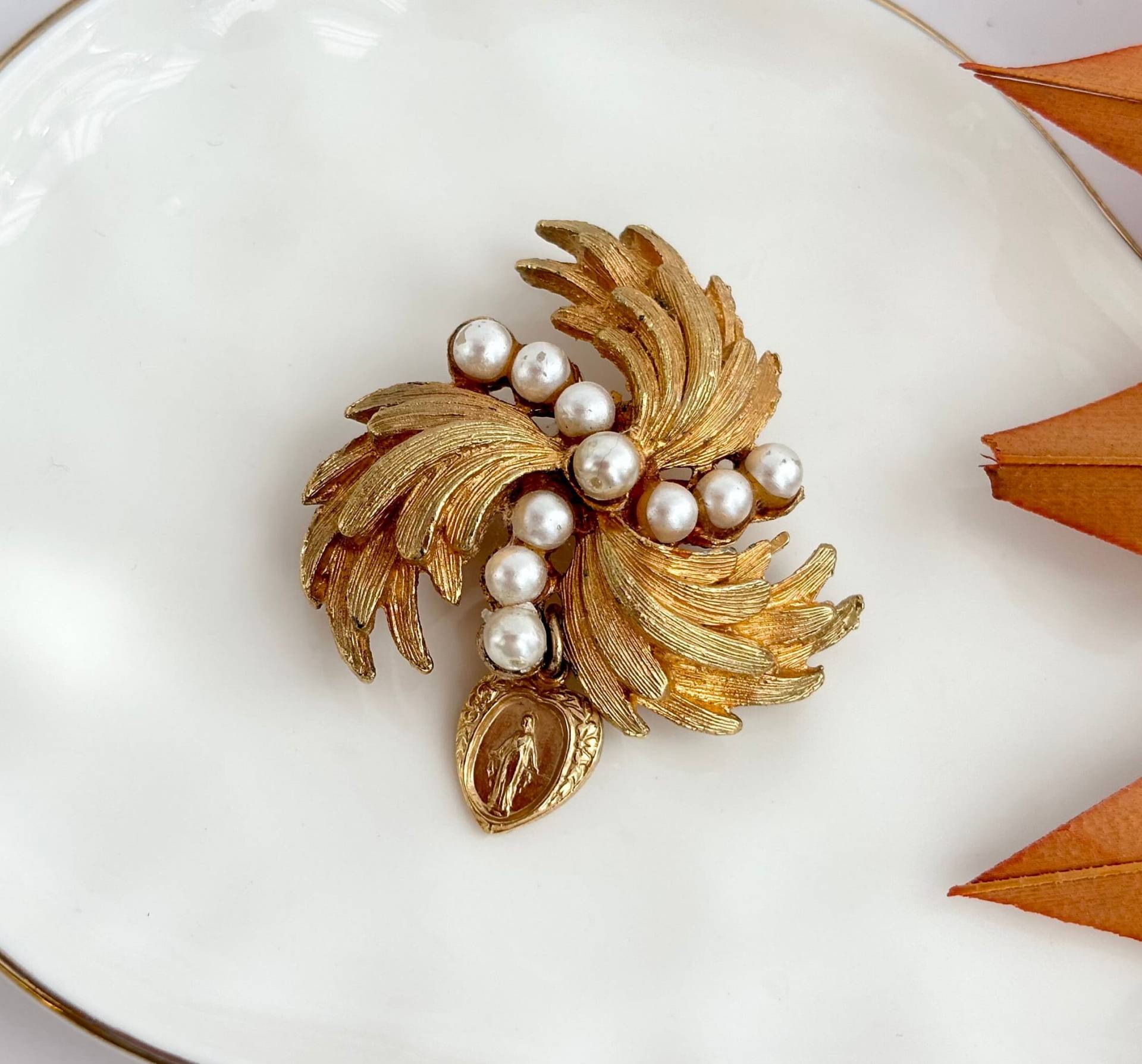 Vintage Gold Ton Blatt & Faux Perle Windrad Brosche von TheNostalgiaHaus