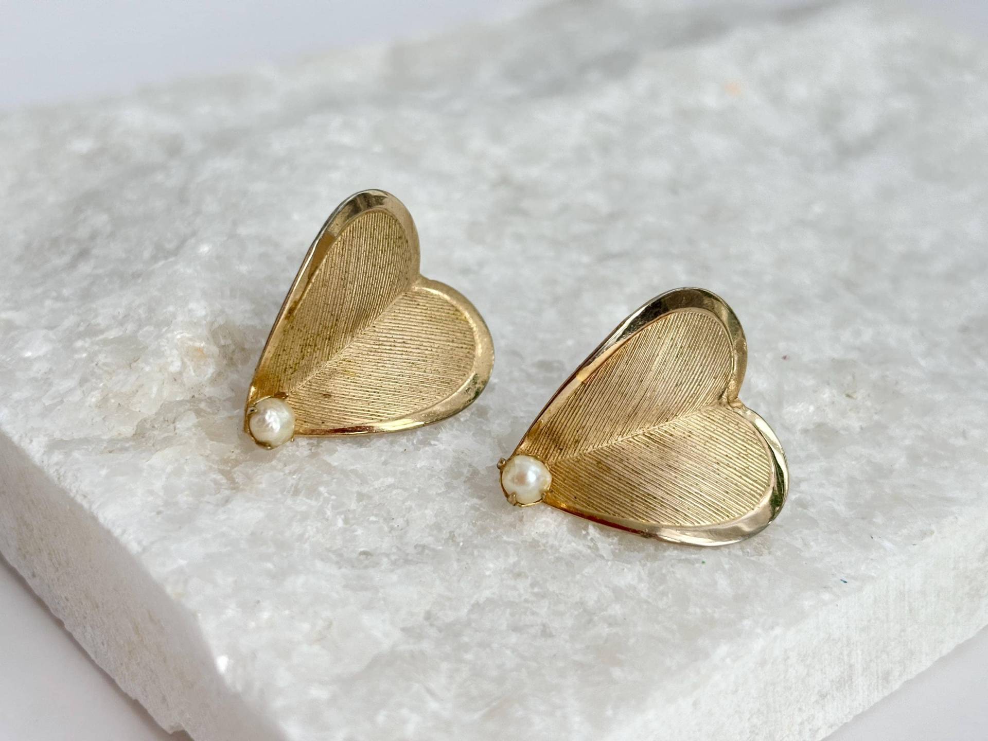 Vintage Goldfarbene 3D Herzförmige Strukturierte Zuchtperle Schraube in Retro Mcm Ohrstecker von TheNostalgiaHaus