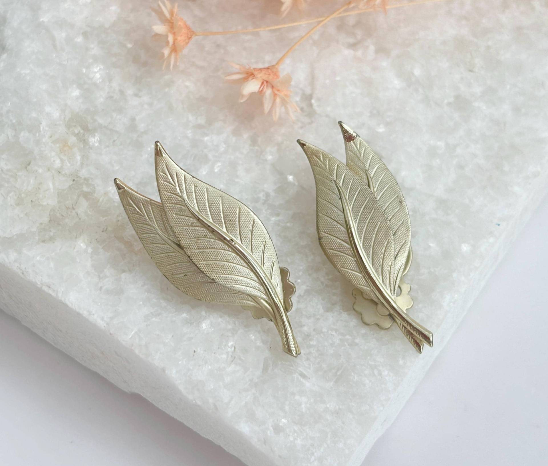 Vintage Goldfarbene Geschichtete Blatt/Laub-Förmige Retro 80Er Jahre Ohrstecker Clip von TheNostalgiaHaus