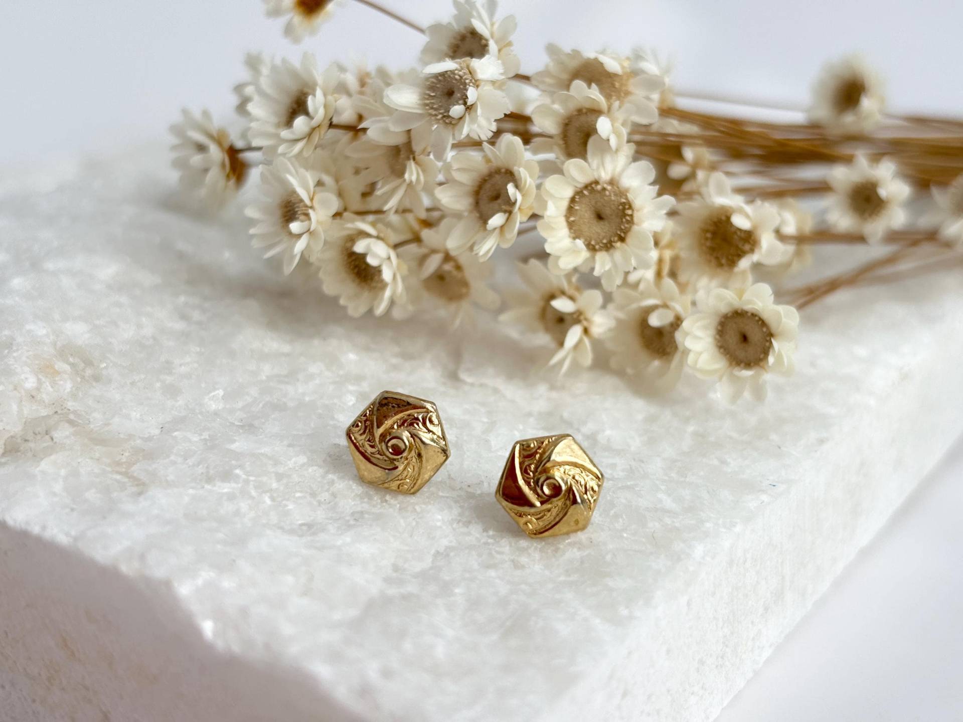 Vintage Goldfarbene Kleine Ohrstecker Im Midcentury Stil Mit Achteckigem Muster von TheNostalgiaHaus