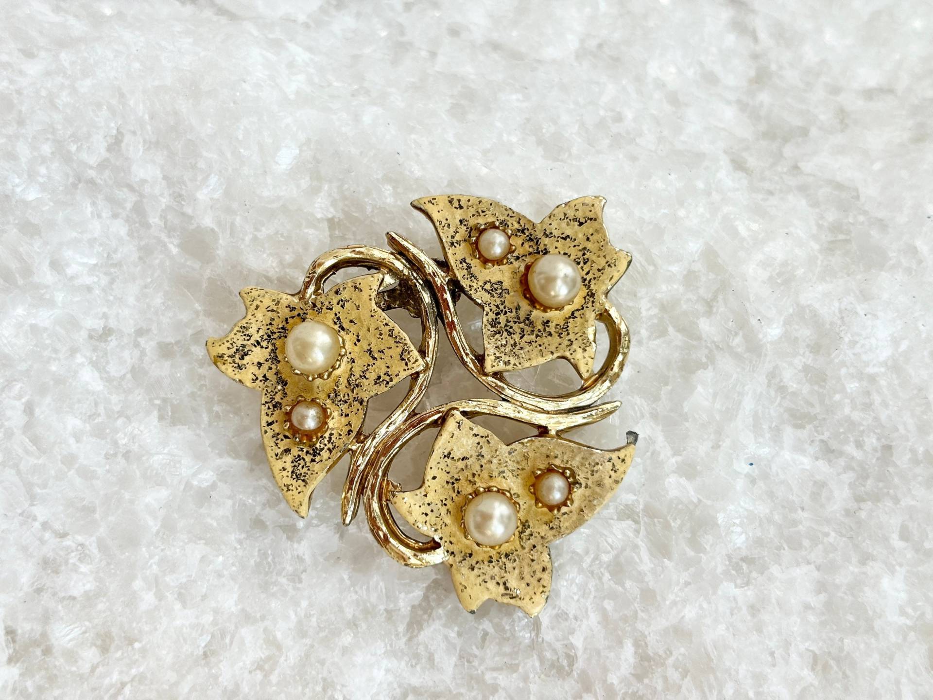Vintage Goldfarbene Perle Verschönerte Dreifach-Blatt-Laub-Brosche Vintage Goldfarbene Perle Verschönerte Dreifach-Blatt-Laub-Brosche von TheNostalgiaHaus