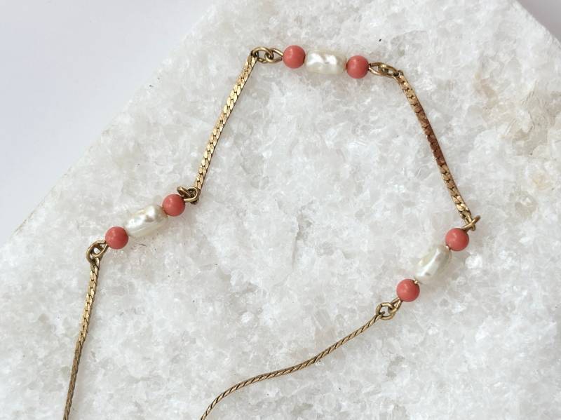 Vintage Goldfarbene Perlen Geschmückte Halskette - 17 " von TheNostalgiaHaus