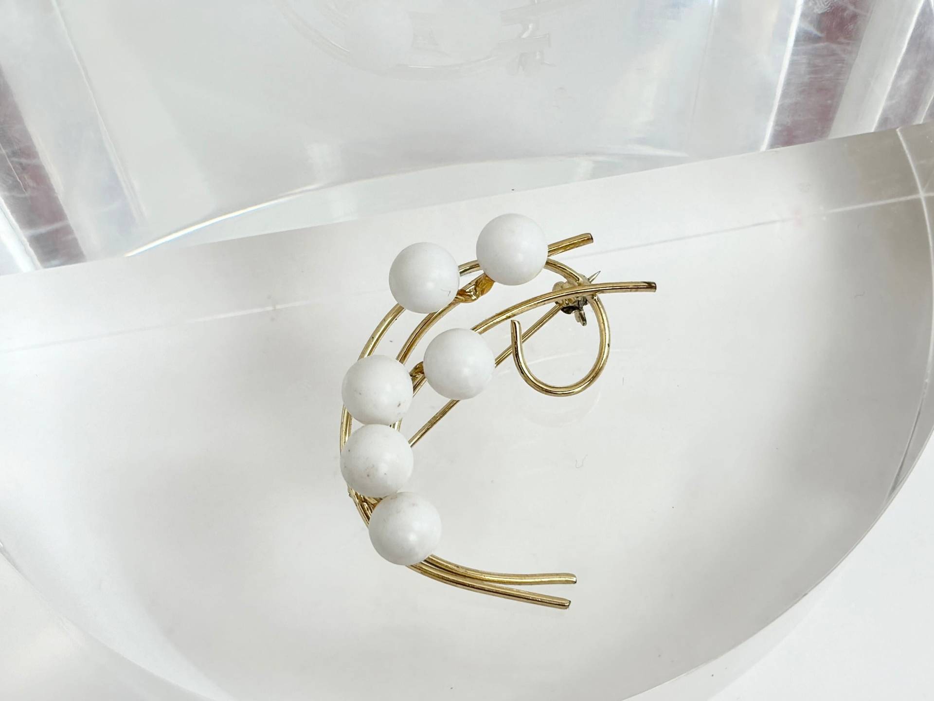 Vintage Goldfarbene Weiße Perlen Midcentury Modern Brosche von TheNostalgiaHaus