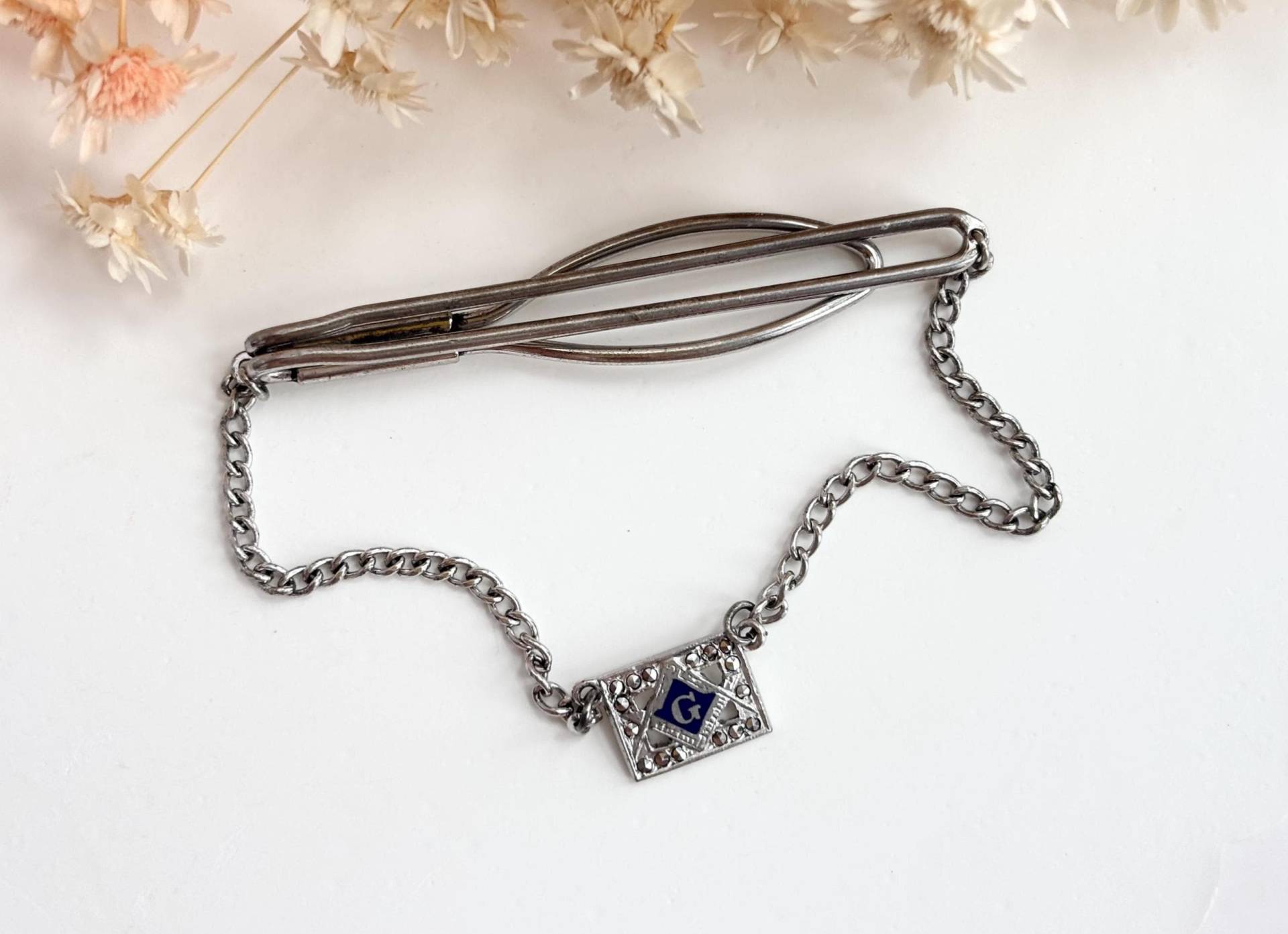 Vintage Krawattennadel Clip Mit Monogramm Und Markasit-Akzenten & Kette von TheNostalgiaHaus