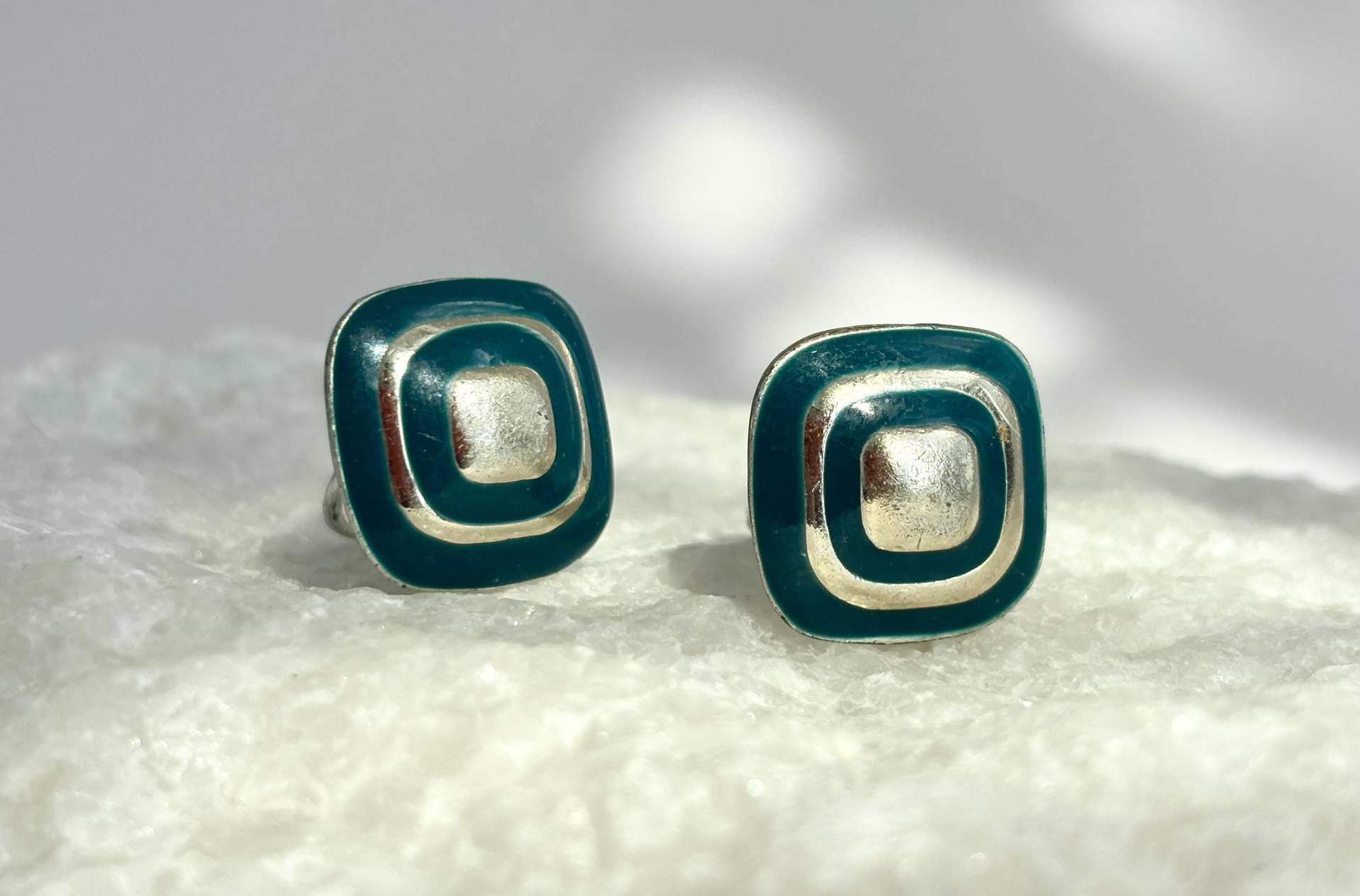Vintage Silberfarbene & Grüne Emaille Abgerundetes Quadrat Retro 80Er Jahre Clip Auf Große Statement Ohrstecker von TheNostalgiaHaus