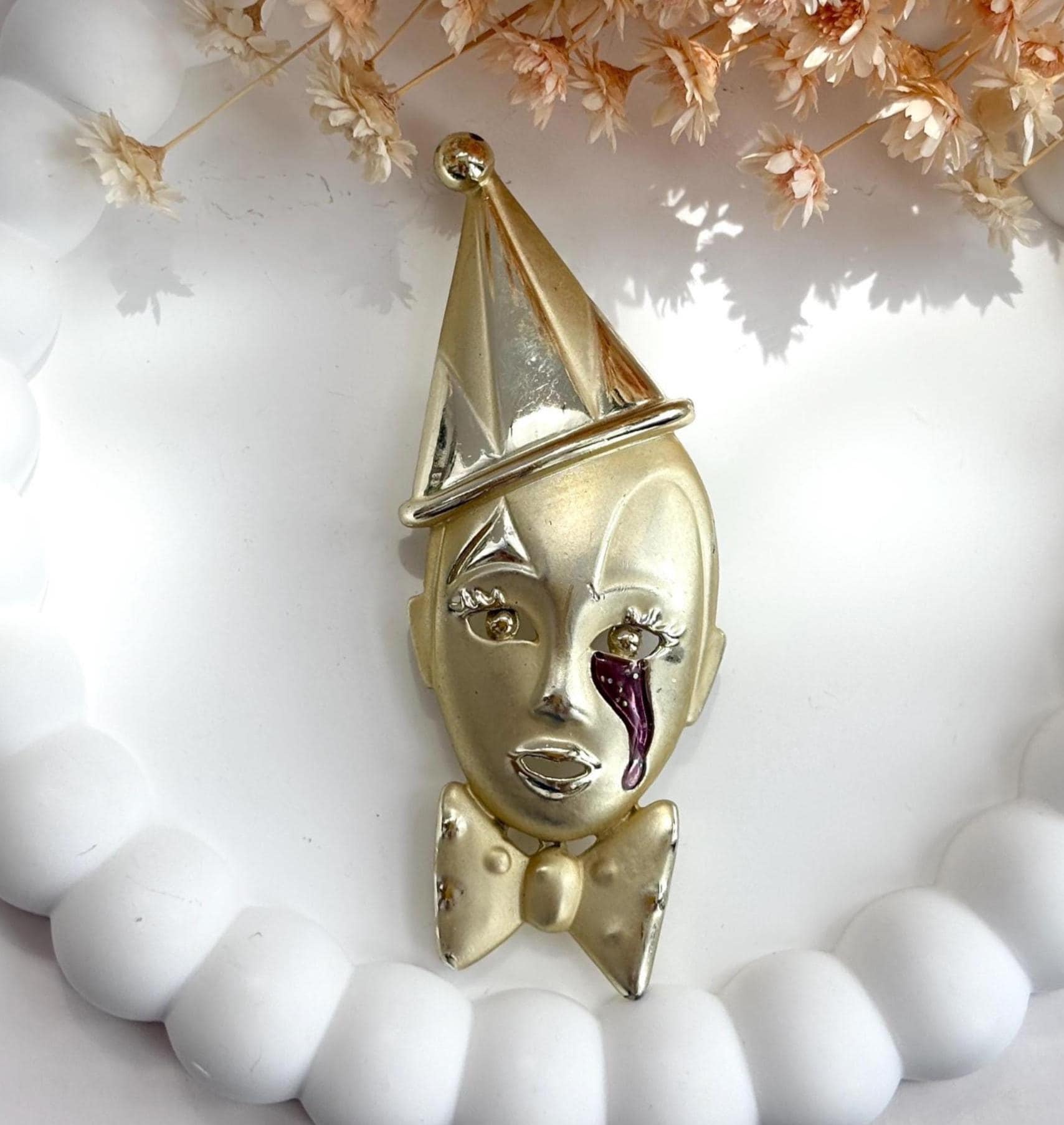 Weinender Clown Goldfarbend Mit Lila Träne Matt Polierter Vintage Brosche von TheNostalgiaHaus