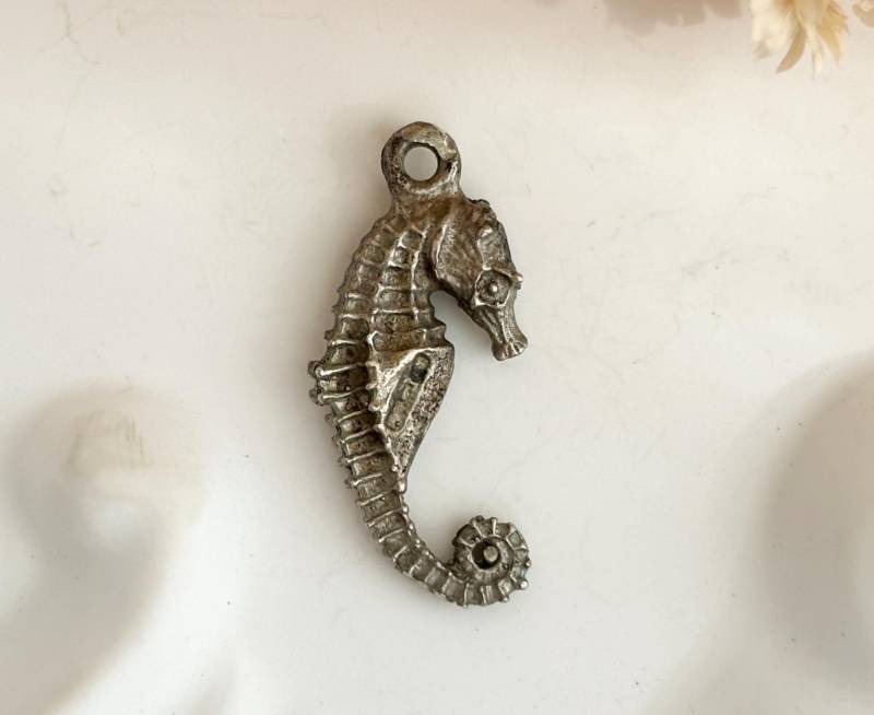 Winzige Seepferdchen Hand Geschnitzt 925 Sterling Silber Teeny Figural Kleiner Niedlicher Vintage Anhänger von TheNostalgiaHaus