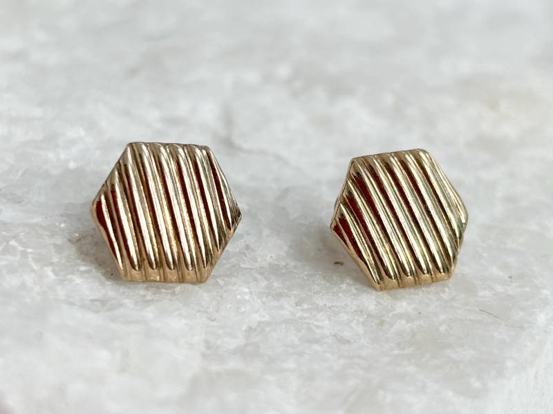 Zierliche Kleine Goldfarbene Sechseck-Förmige Gestreifte Strukturierte Mini-Ohrstecker von TheNostalgiaHaus