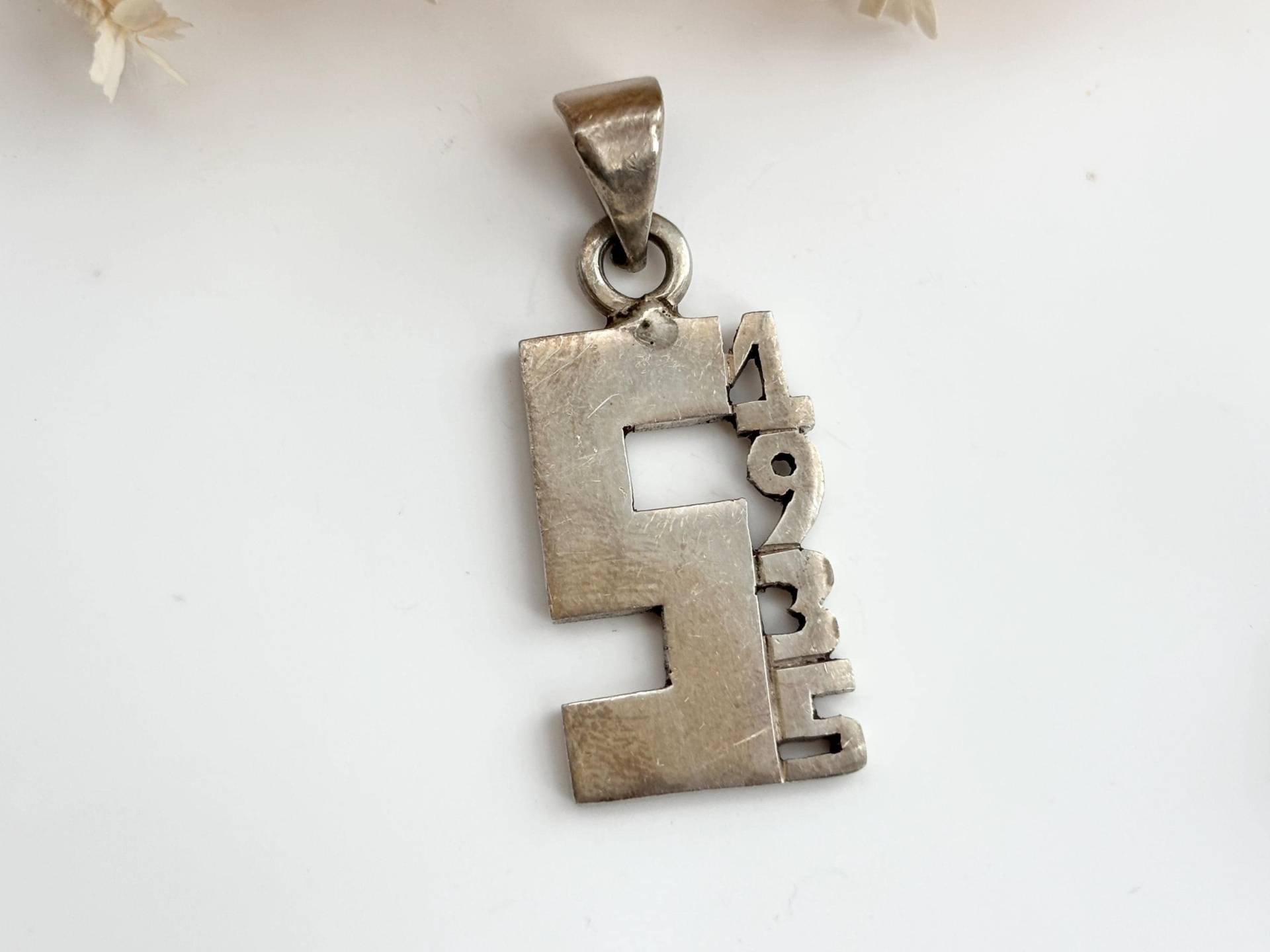 sterling Silber Vintage Jahr 1935 Kleiner Charme 925 Anhänger von TheNostalgiaHaus