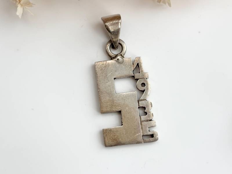 sterling Silber Vintage Jahr 1935 Kleiner Charme 925 Anhänger von TheNostalgiaHaus