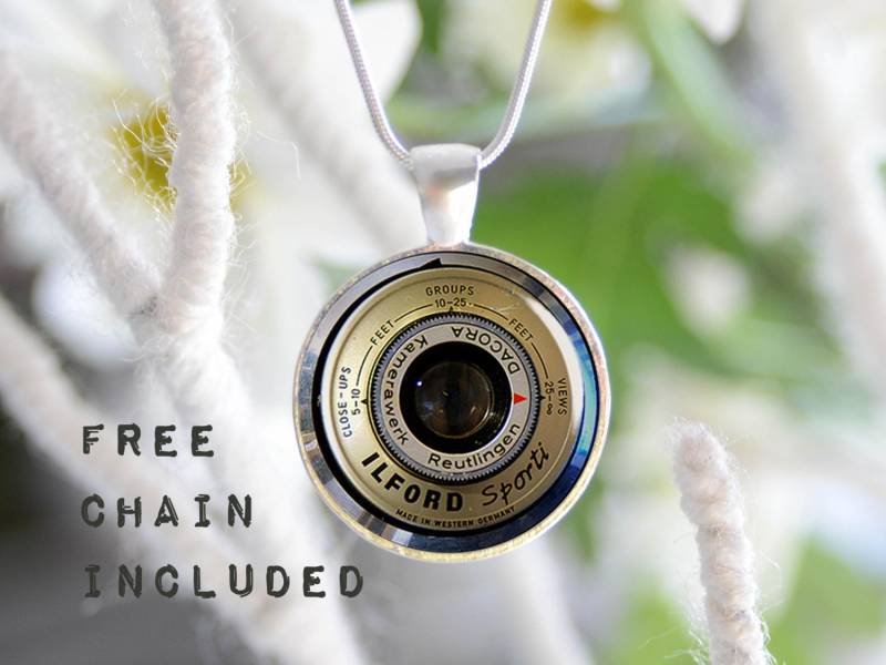 Alte Kamera Objektiv Bild Halskette. Fotografen-Geschenk-Anhänger. Kostenlos Passende Kette Ist Enthalten Alte Kamera Objektiv Bild Halskette. Fotografen-Geschenk-Anhänger. Kostenlos Passende Kette Ist Enthalten von TheNotaBeneStudio