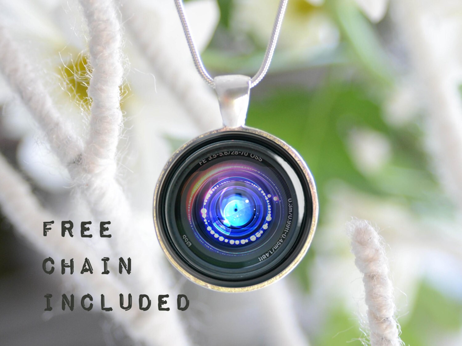 Alte Kamera Objektiv Bild Halskette. Fotografen-Geschenk-Anhänger. Kostenlos Passende Kette Ist Enthalten Alte Kamera Objektiv Bild Halskette. Fotografen-Geschenk-Anhänger. Kostenlos Passende Kette Ist Enthalten von TheNotaBeneStudio