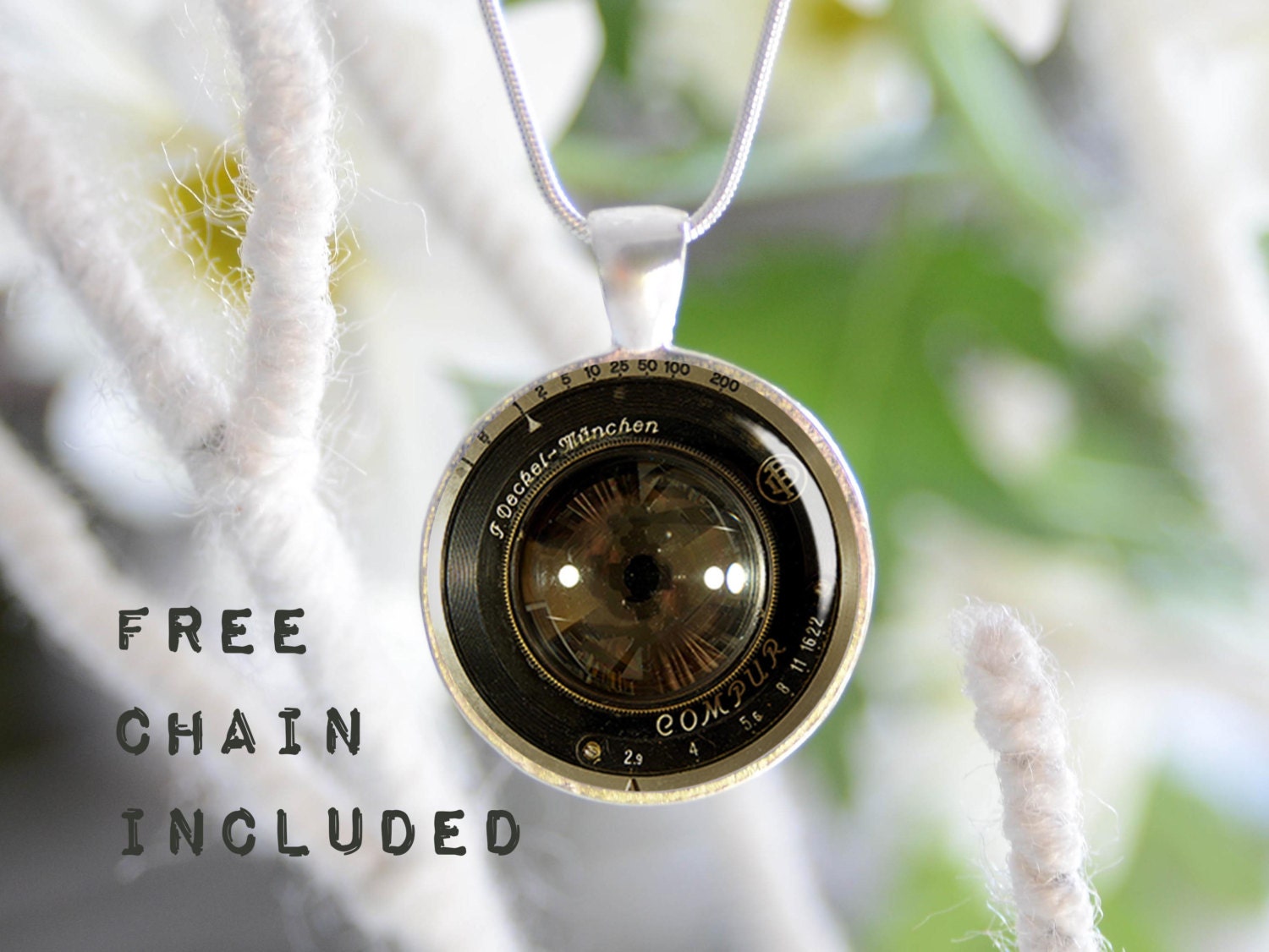 Alte Kamera Objektiv Bild Halskette. Fotografen-Geschenk-Anhänger. Kostenlos Passende Kette Ist Enthalten Alte Kamera Objektiv Bild Halskette. Fotografen-Geschenk-Anhänger. Kostenlos Passende Kette Ist Enthalten von TheNotaBeneStudio