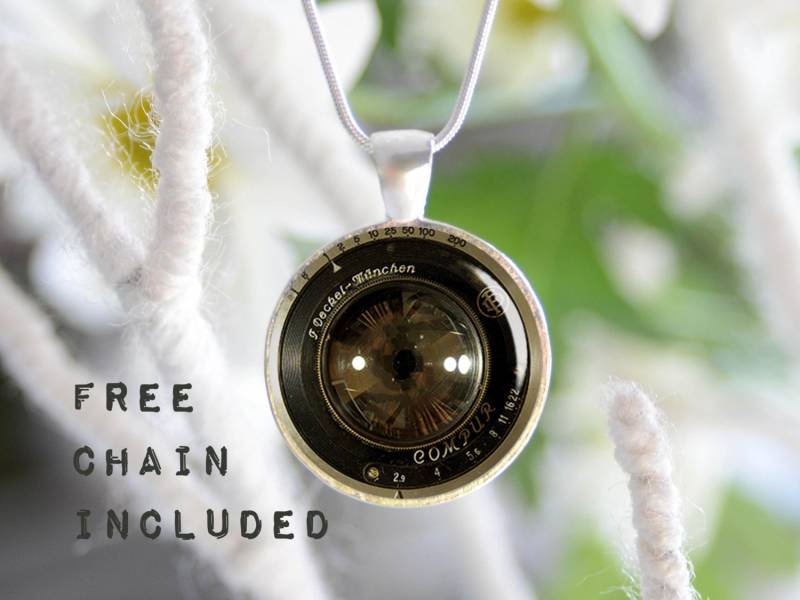 Alte Kamera Objektiv Bild Halskette. Fotografen-Geschenk-Anhänger. Kostenlos Passende Kette Ist Enthalten Alte Kamera Objektiv Bild Halskette. Fotografen-Geschenk-Anhänger. Kostenlos Passende Kette Ist Enthalten von TheNotaBeneStudio