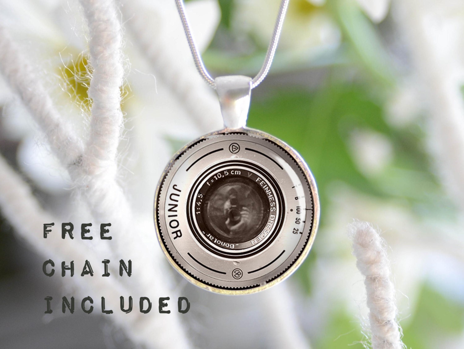 Alte Kamera Objektiv Bild Halskette. Fotografen-Geschenk-Anhänger. Kostenlos Passende Kette Ist Enthalten Alte Kamera Objektiv Bild Halskette. Fotografen-Geschenk-Anhänger. Kostenlos Passende Kette Ist Enthalten von TheNotaBeneStudio