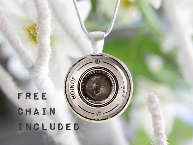 Alte Kamera Objektiv Bild Halskette. Fotografen-Geschenk-Anhänger. Kostenlos Passende Kette Ist Enthalten Alte Kamera Objektiv Bild Halskette. Fotografen-Geschenk-Anhänger. Kostenlos Passende Kette Ist Enthalten von TheNotaBeneStudio