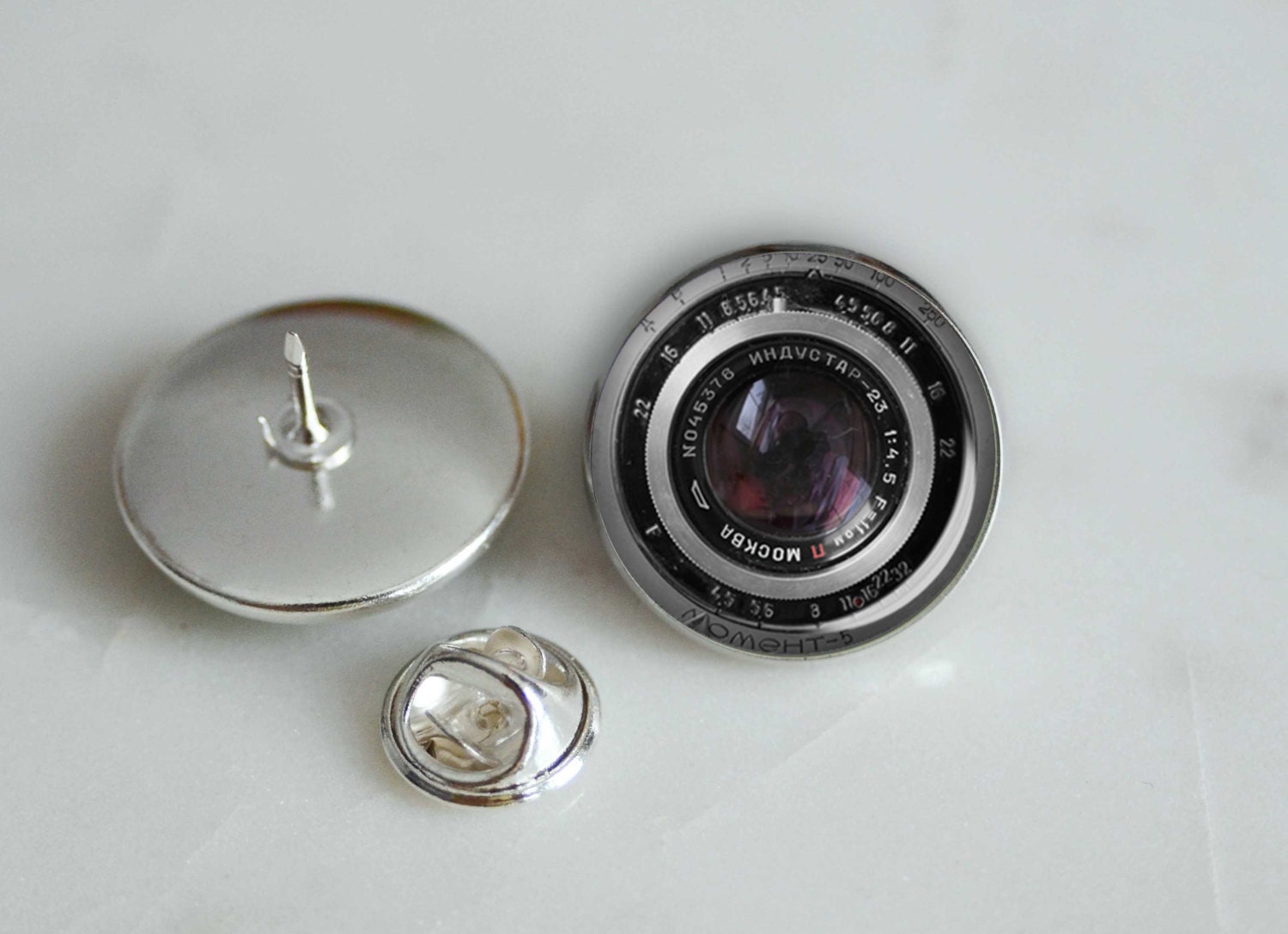 Alte Kamera Objektiv Bild Krawatte Pin, Reversstift Fotografen Geschenk, Mütze Pin 20mm von TheNotaBeneStudio