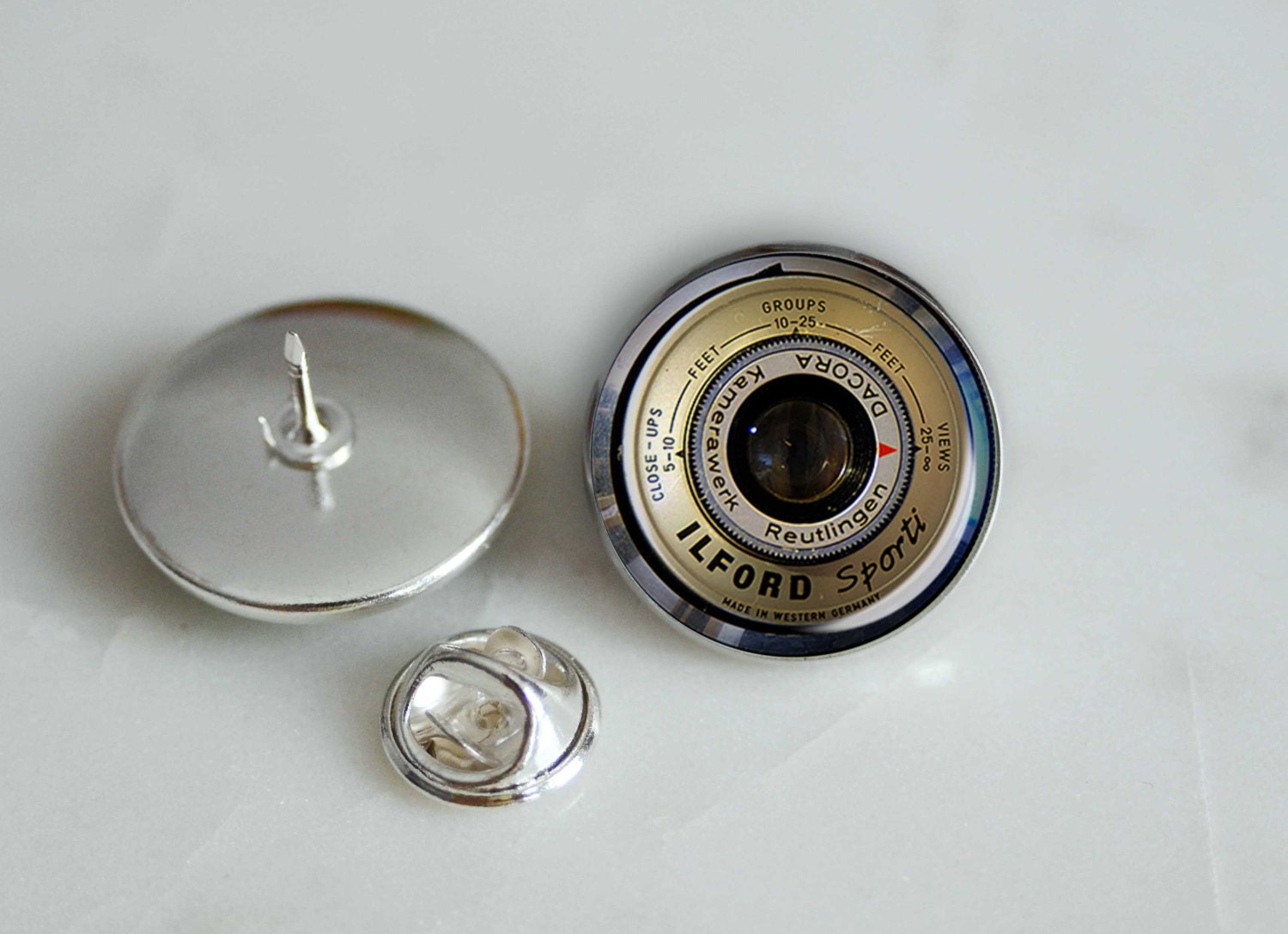 Alte Kamera Objektiv Bild Krawatte Pin, Reversstift Fotografen Geschenk, Mütze Pin 20mm von TheNotaBeneStudio