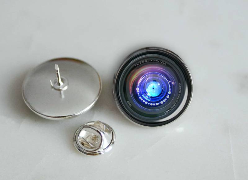 Alte Kamera Objektiv Bild Krawatte Pin, Reversstift Fotografen Geschenk, Mütze Pin 20mm von TheNotaBeneStudio