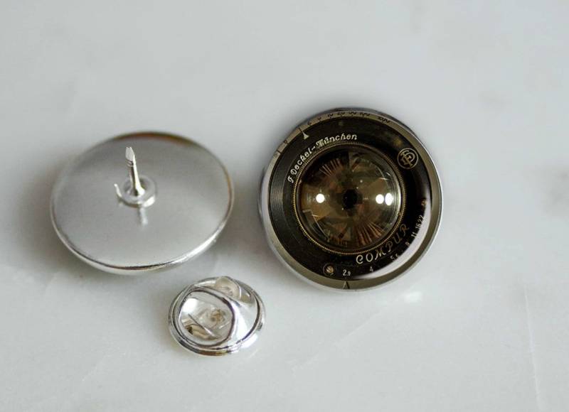 Alte Kamera Objektiv Bild Krawatte Pin, Reversstift Fotografen Geschenk, Mütze Pin 20mm Alte Kamera Objektiv Bild Krawatte Pin, Reversstift Fotografen Geschenk, Mütze Pin 20mm von TheNotaBeneStudio