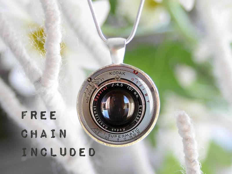 Alte Kameraobjektivbild-Halskette. Fotografen-Geschenkanhänger. Eine Kostenlose Passende Kette Ist Im Lieferumfang Enthalten Alte Kameraobjektivbild-Halskette. Fotografen-Geschenkanhänger. Eine Kostenlose Passende Kette Ist Im Lieferumfang Enthalten von TheNotaBeneStudio