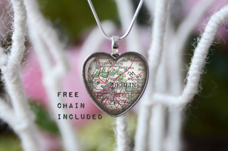 Berlin Herz Form Vintage Karte Halskette. Standort Geschenkanhänger. Gratis Passende Kette Ist Dabei Berlin Herz Form Vintage Karte Halskette. Standort Geschenkanhänger. Gratis Passende Kette Ist Dabei von TheNotaBeneStudio