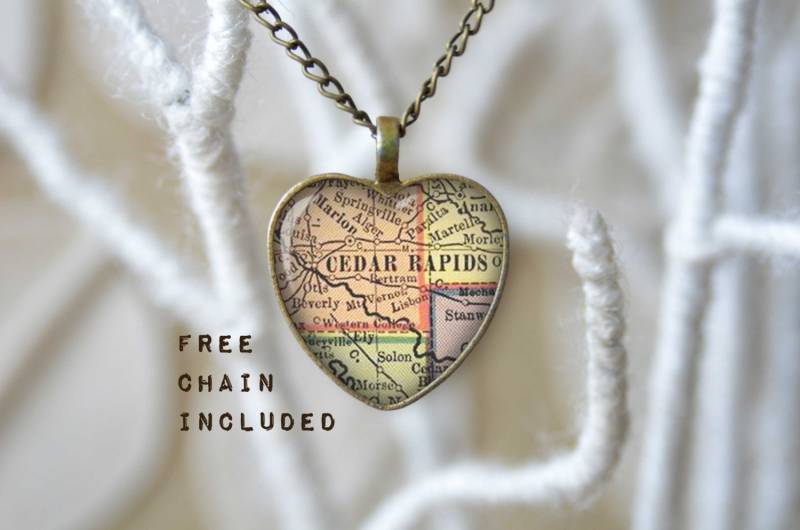 Cedar Stromschnellen Iowa Karte Herz Halskette Vintage Lage Geschenk von TheNotaBeneStudio