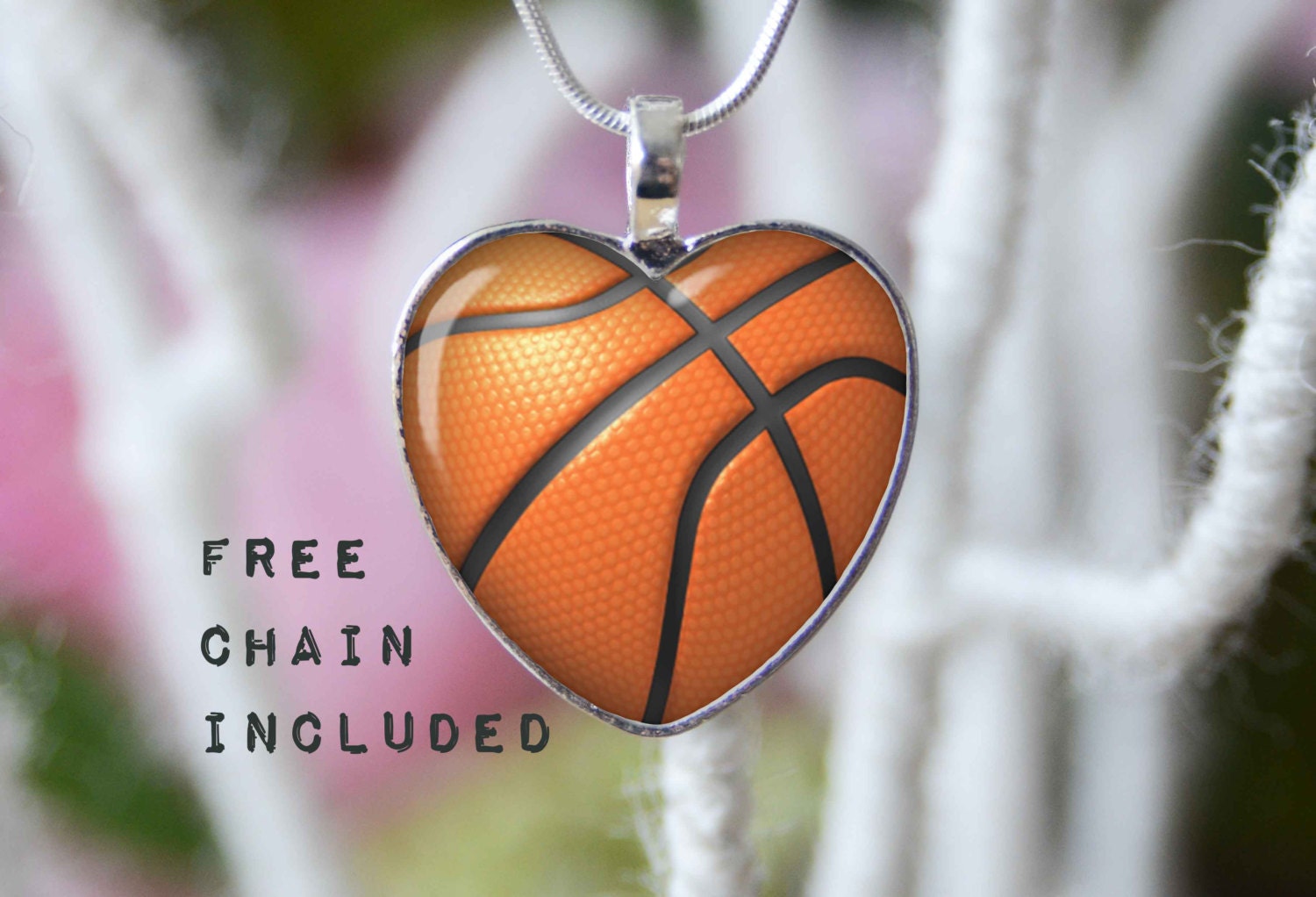 Herz-Form-Basketball-Halskette. Sport-Geschenk-Anhänger. Kostenlose Passende Kette Ist Enthalten Herz-Form-Basketball-Halskette. Sport-Geschenk-Anhänger. Kostenlose Passende Kette Ist Enthalten von TheNotaBeneStudio
