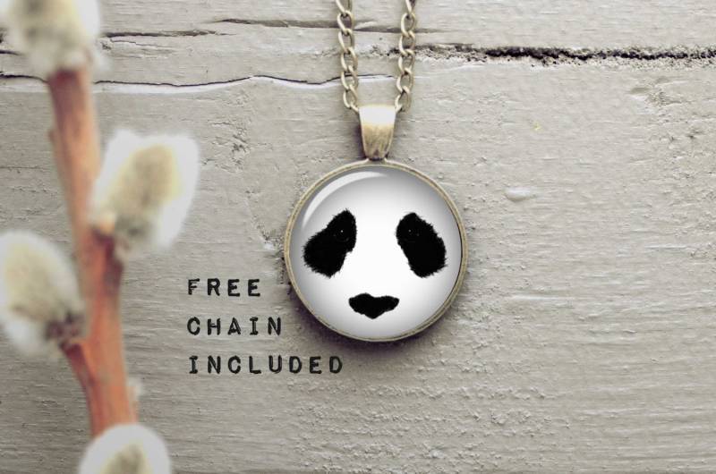 Panda-Halskette. Hipster-Geschenk-Anhänger. Lustige Und Niedliche Geschenk. Kostenlos Passende Kette Ist Enthalten. Wählen Sie Ihre Farbe Panda-Halskette. Hipster-Geschenk-Anhänger. Lustige Und Niedliche Geschenk. Kostenlos Passende Kette Ist Enthalten. Wählen Sie Ihre Farbe von TheNotaBeneStudio