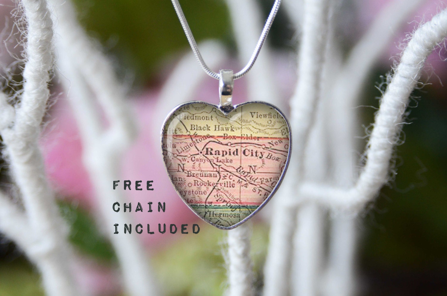 Rapid City South Dakota Heart Shape Vintage Karte Halskette. Lage-Geschenk-Anhänger. Kostenlose Passende Kette Ist Enthalten Rapid City South Dakota Heart Shape Vintage Karte Halskette. Lage-Geschenk-Anhänger. Kostenlose Passende Kette Ist Enthalten von TheNotaBeneStudio