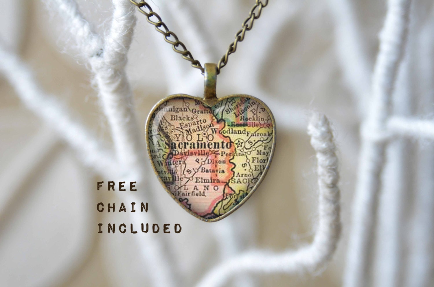 Sacramento California Herz Anhänger Halskette - Vintage Style Sacramento California Herz Anhänger Halskette - Vintage Style von TheNotaBeneStudio