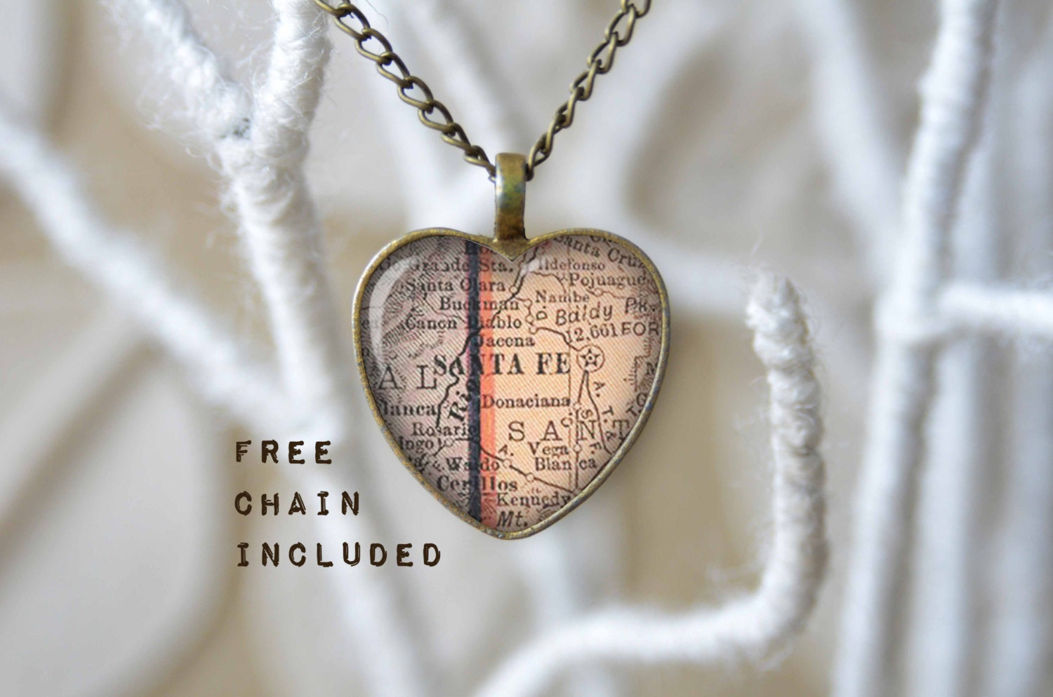 Santa Fe Stadt New Mexiko Heart Shape Vintage Karte Halskette. Lage-Geschenk-Anhänger. Kostenlose Passende Kette Ist Enthalten Santa Fe Stadt New Mexiko Heart Shape Vintage Karte Halskette. Lage-Geschenk-Anhänger. Kostenlose Passende Kette Ist Enthalten von TheNotaBeneStudio