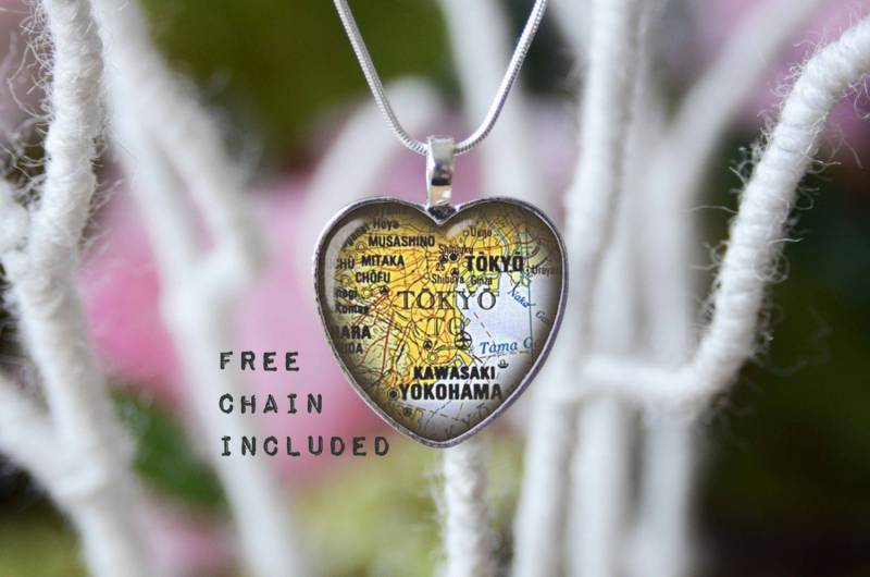 Tokyo Japan Heart Shape Vintage Karte Halskette. Lage-Geschenk-Anhänger. Kostenlose Passende Kette Ist Enthalten Tokyo Japan Heart Shape Vintage Karte Halskette. Lage-Geschenk-Anhänger. Kostenlose Passende Kette Ist Enthalten von TheNotaBeneStudio