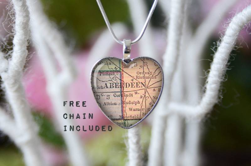 Vintage Karte-Form Herz Aberdeen, South Dakota. Lage-Geschenk-Anhänger. Kostenlose Passende Kette Ist Enthalten Vintage Karte-Form Herz Aberdeen, South Dakota. Lage-Geschenk-Anhänger. Kostenlose Passende Kette Ist Enthalten von TheNotaBeneStudio