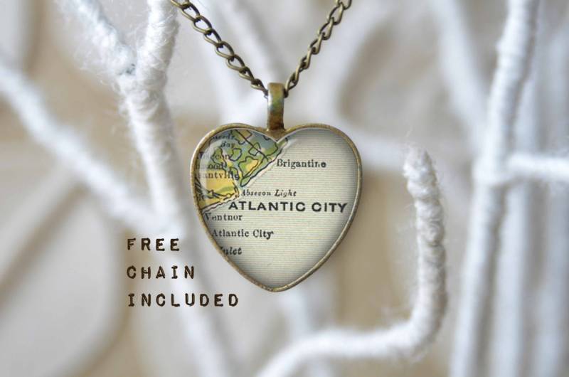 Vintage Karte-Form Herz Atlantic City, New Jersey. Lage-Geschenk-Anhänger. Kostenlose Passende Kette Ist Enthalten Vintage Karte-Form Herz Atlantic City, New Jersey. Lage-Geschenk-Anhänger. Kostenlose Passende Kette Ist Enthalten von TheNotaBeneStudio
