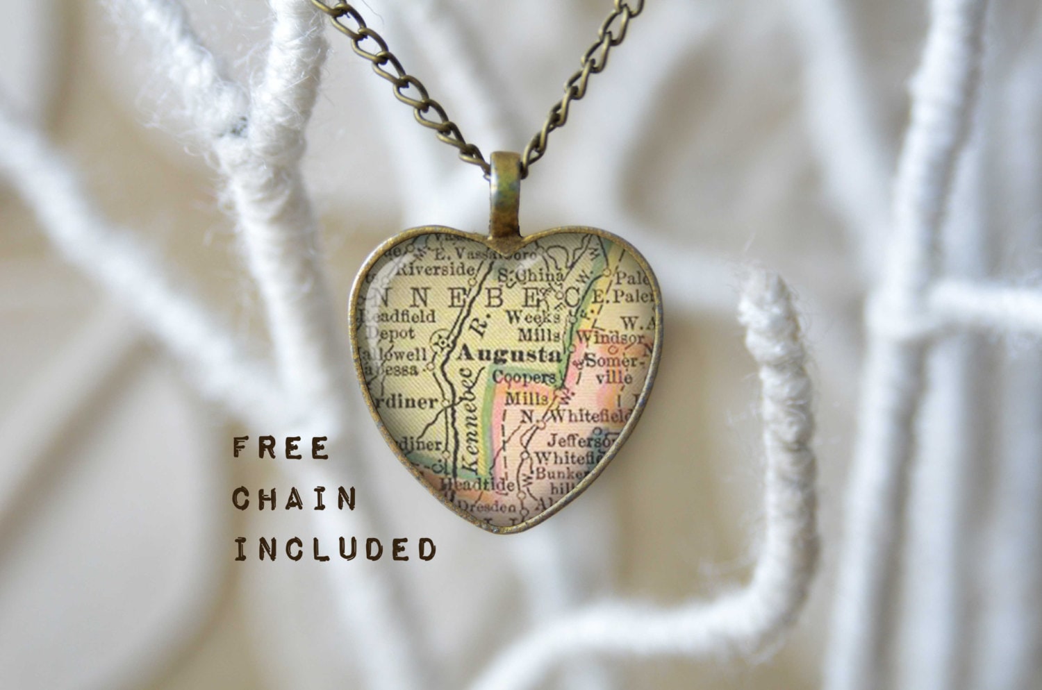 Vintage Karte-Form Herz Augusta Maine. Lage-Geschenk-Anhänger. Kostenlose Passende Kette Ist Enthalten Vintage Karte-Form Herz Augusta Maine. Lage-Geschenk-Anhänger. Kostenlose Passende Kette Ist Enthalten von TheNotaBeneStudio